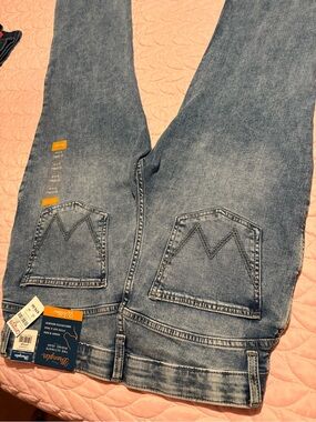 Wrangler women’s light  Wash Straight Leg Jeans